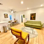 20 Guests Luxurious South Beach Suite 2