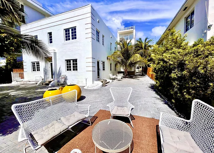 20 Guests Luxurious South Beach Suite 2