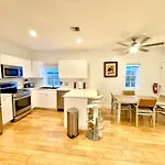 20 Guests Luxurious South Beach Suite 2