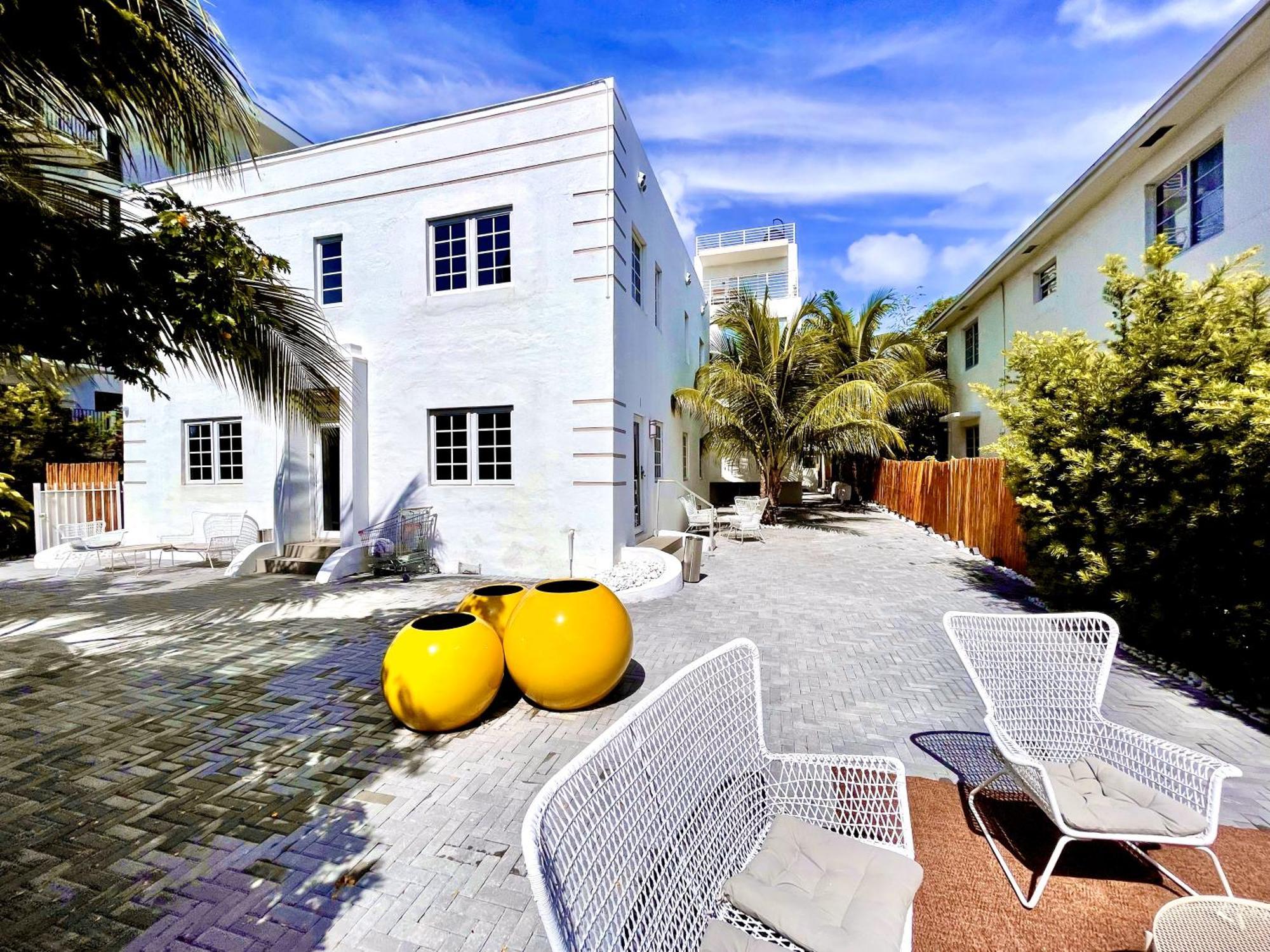 20 Guests Luxurious South 2